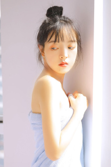 女人洗澡沐浴露全身
